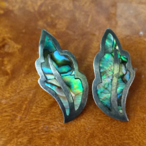 Vintage signed Taxco sterling silver shell inlay large leaf earrings - Picture 1 of 4